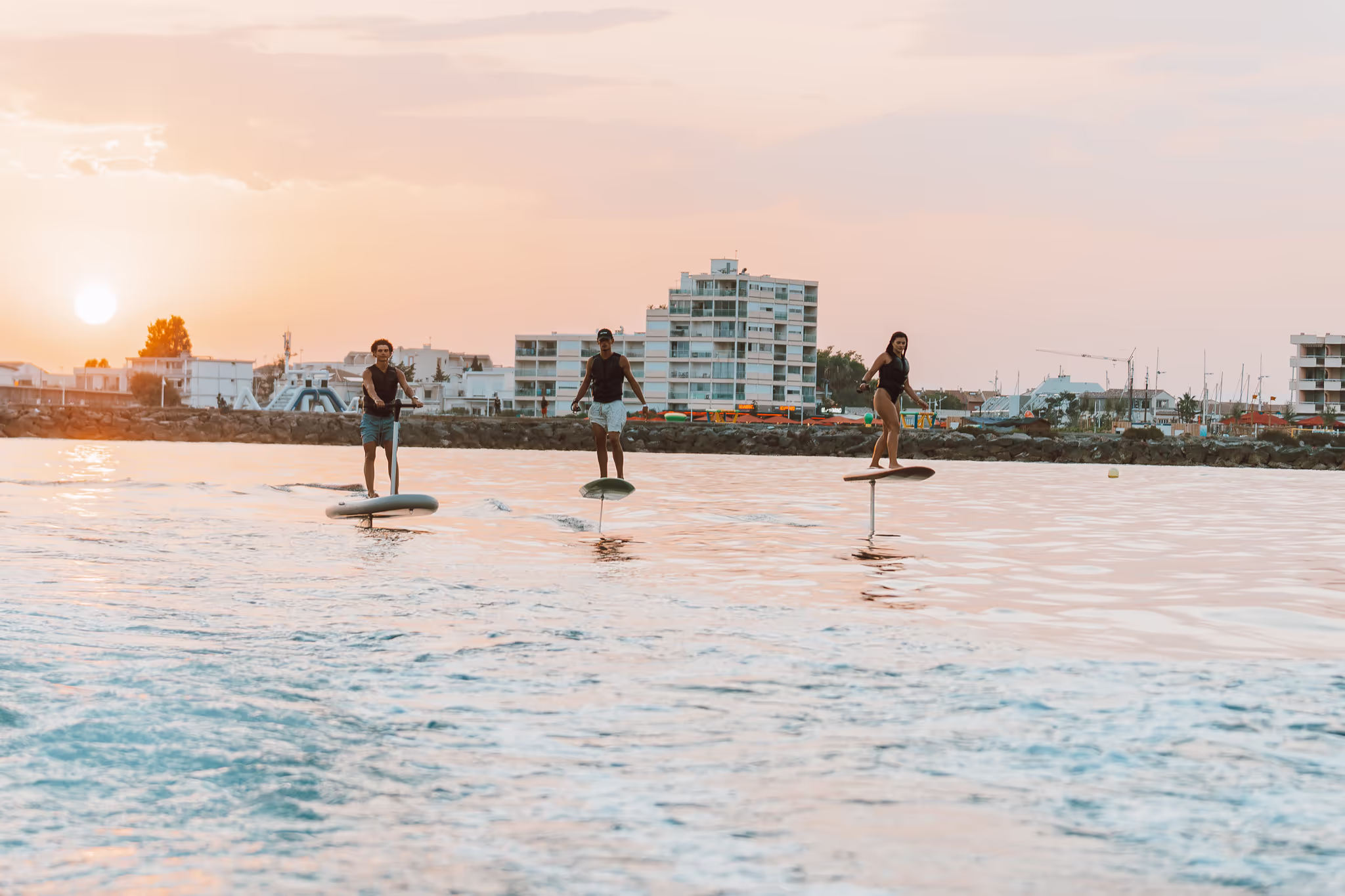 3 personnes qui font de l'efoil